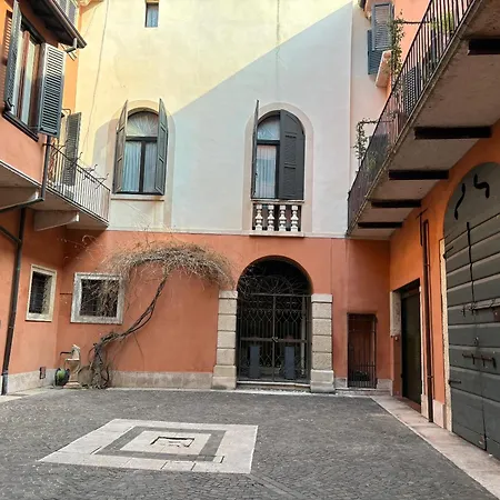 Veronajourneys Emilei Apartment *